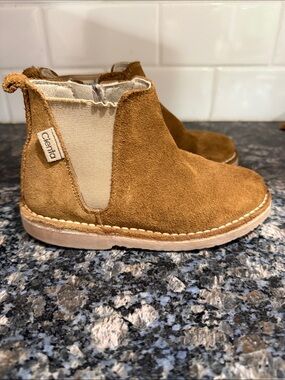 Cienta Kids Tan Suede Chelsea Boot